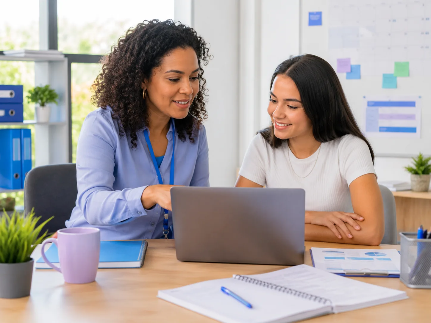 Profissionais conversando e consultando informações em um notebook